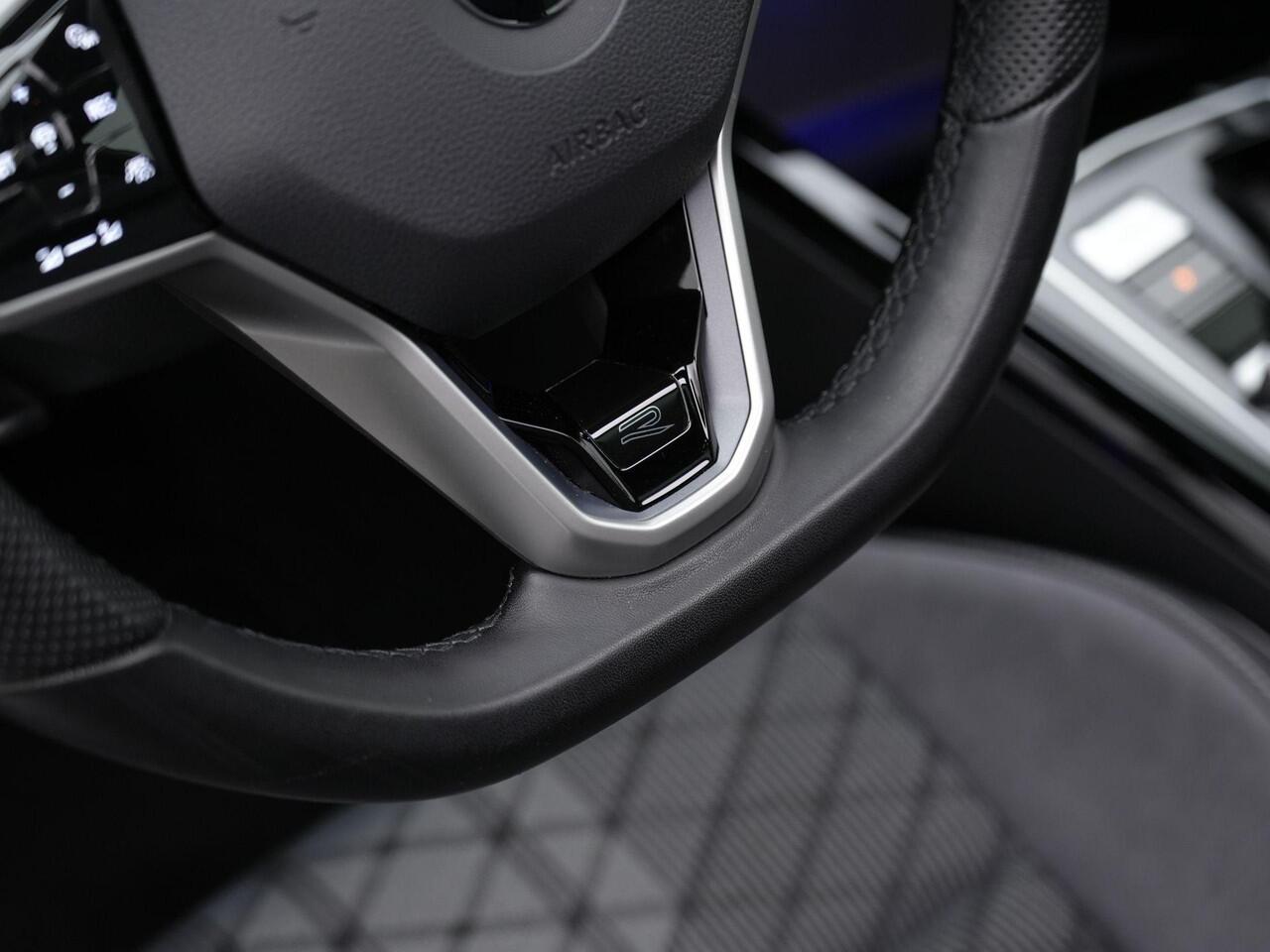 Volkswagen GOLF 1.5 eTSI DSG R-Line Business | Panoramadak | IQ Light | Stuur-/stoelverwarming | Achteruitrijcamera