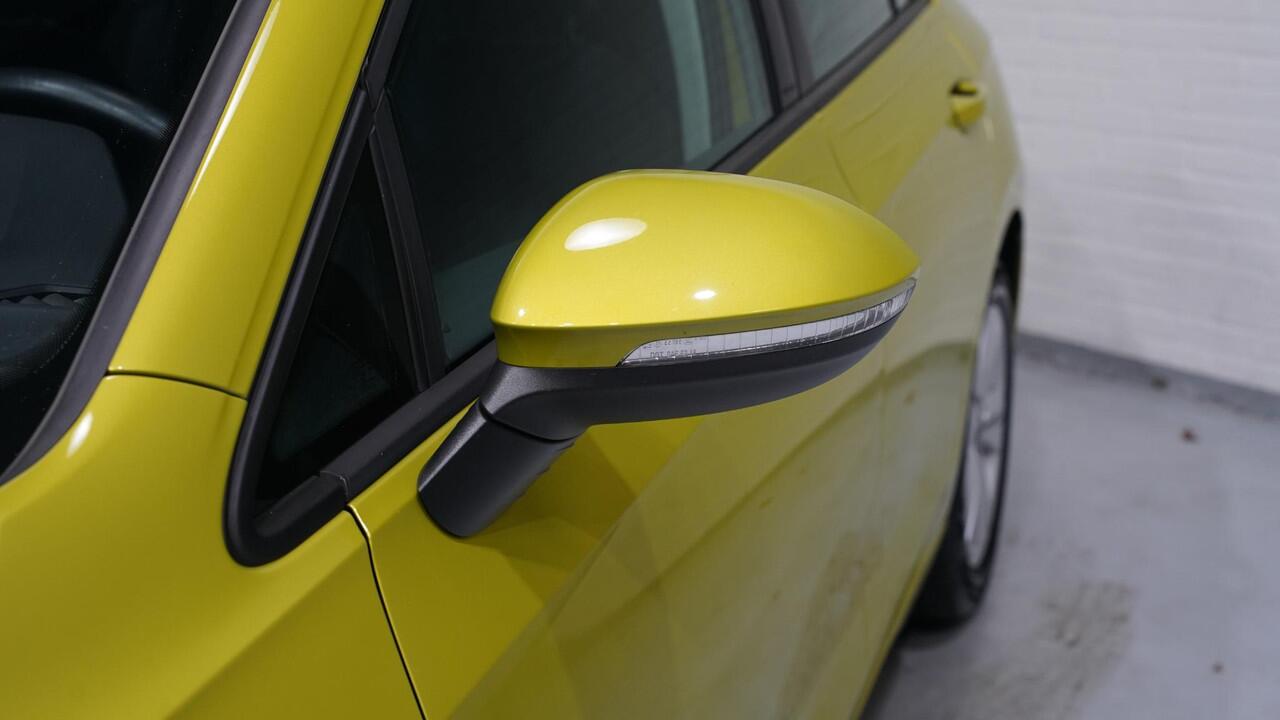 Volkswagen GOLF 1.5 eTSI Life Business NAP 1e Eig. Stoel-en stuurverwarming Memory Apple Carplay PDC v+a