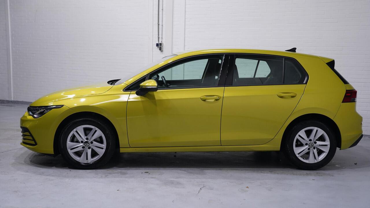 Volkswagen GOLF 1.5 eTSI Life Business NAP 1e Eig. Stoel-en stuurverwarming Memory Apple Carplay PDC v+a