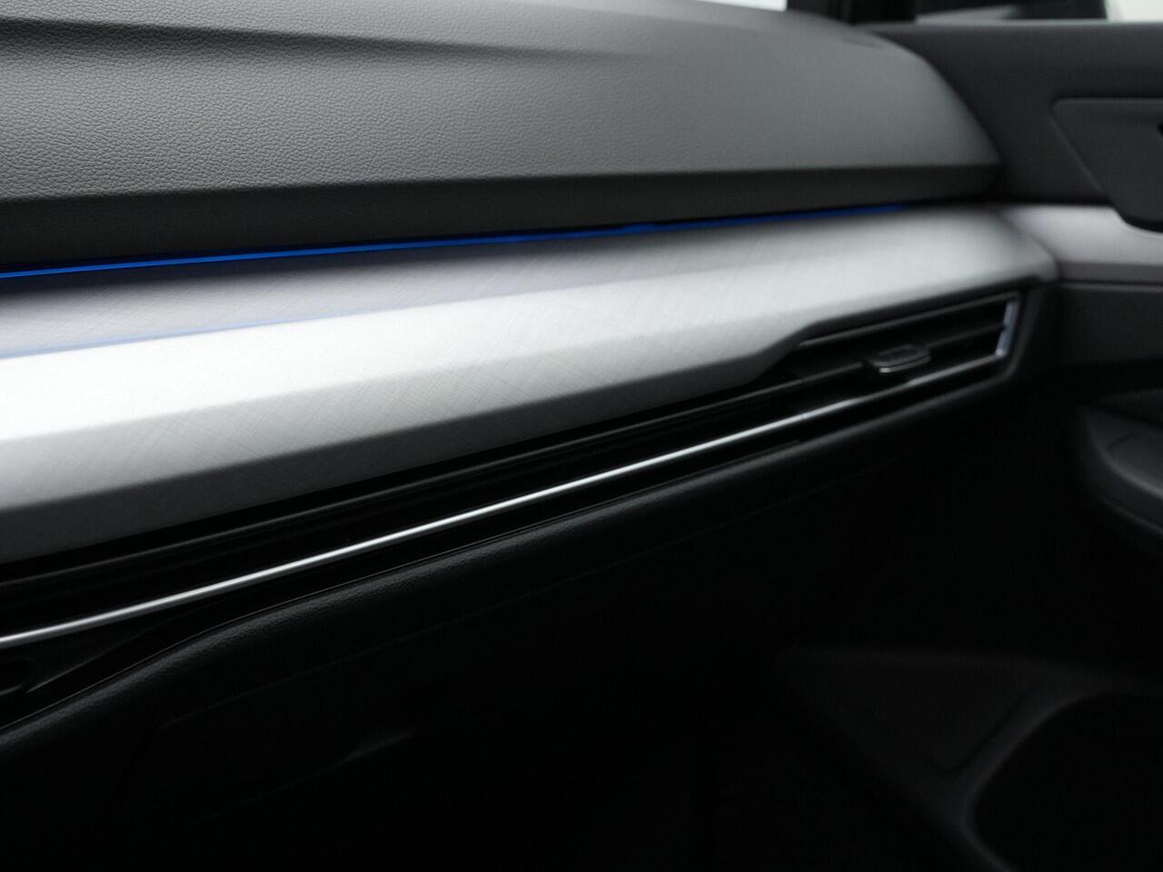 Volkswagen GOLF 1.0 eTSI 110 pk DSG Life | Panoramadak | IQ Light | Stuur-/stoelverwarming | Achteruitrijcamera