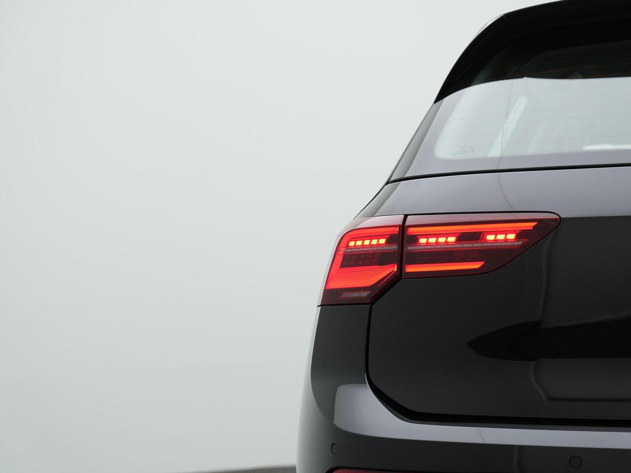 Volkswagen GOLF 1.0 eTSI 110 pk DSG Life | Panoramadak | IQ Light | Stuur-/stoelverwarming | Achteruitrijcamera