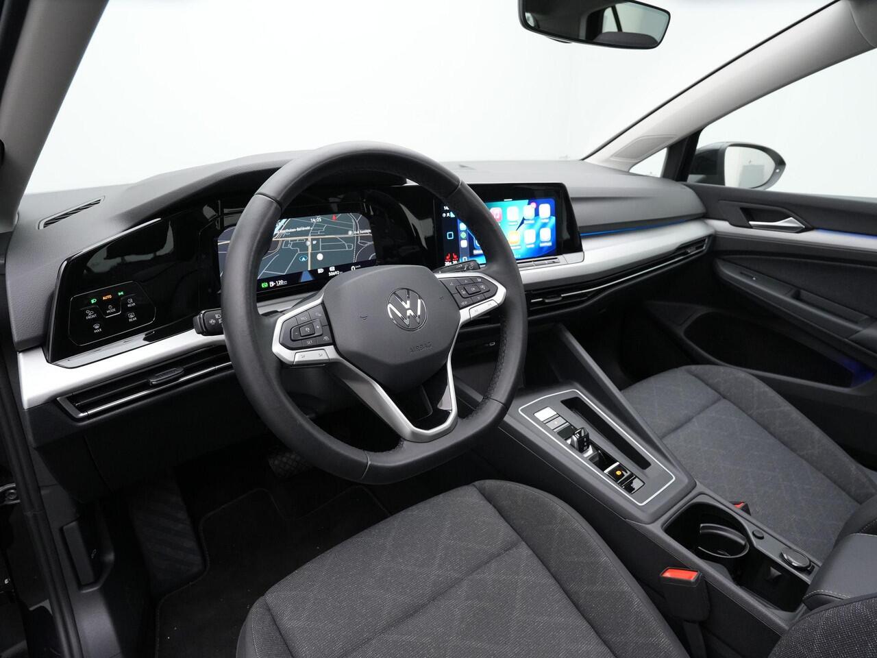 Volkswagen GOLF 1.0 eTSI 110 pk DSG Life | Panoramadak | IQ Light | Stuur-/stoelverwarming | Achteruitrijcamera