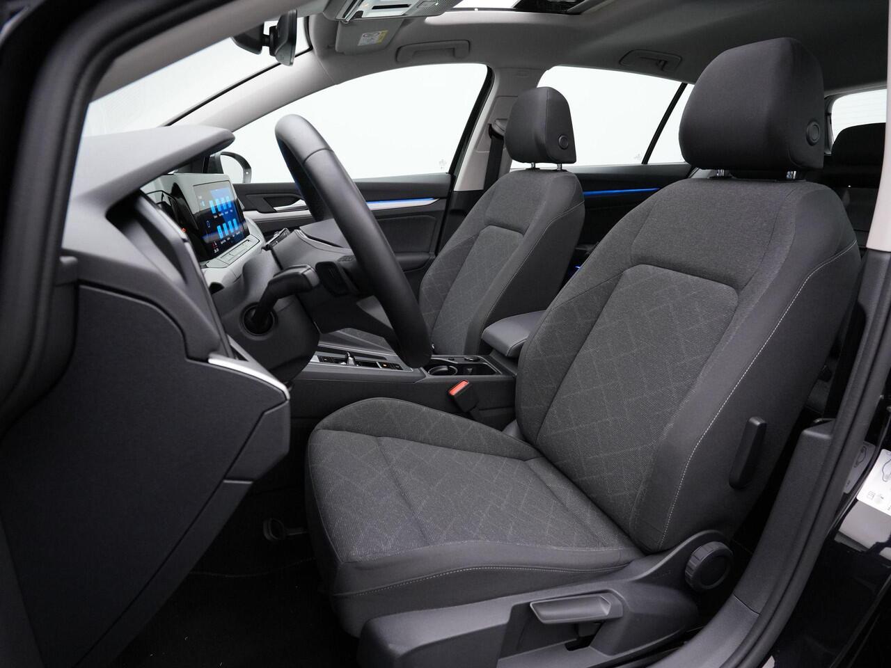 Volkswagen GOLF 1.0 eTSI 110 pk DSG Life | Panoramadak | IQ Light | Stuur-/stoelverwarming | Achteruitrijcamera