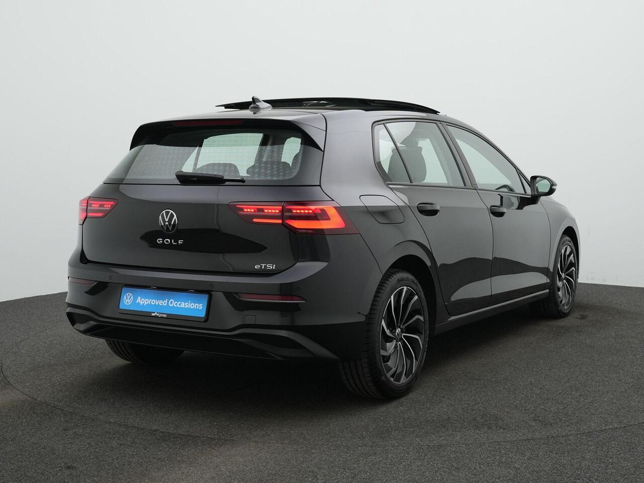 Volkswagen GOLF 1.0 eTSI 110 pk DSG Life | Panoramadak | IQ Light | Stuur-/stoelverwarming | Achteruitrijcamera