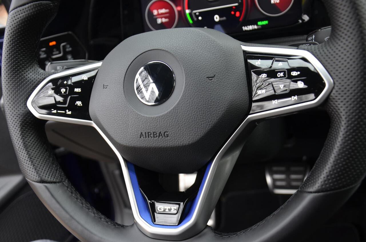 Volkswagen GOLF 1.4 eHybrid GTE Automaat/Navi/Led/Pdc/Ecc/Stoel & stuurverwarming/Virtual Cockpit/Achteruitrijcamera/Cr-Control adaptief/Panoramadak/Trekhaak-Afnb/19-Inch Lmv