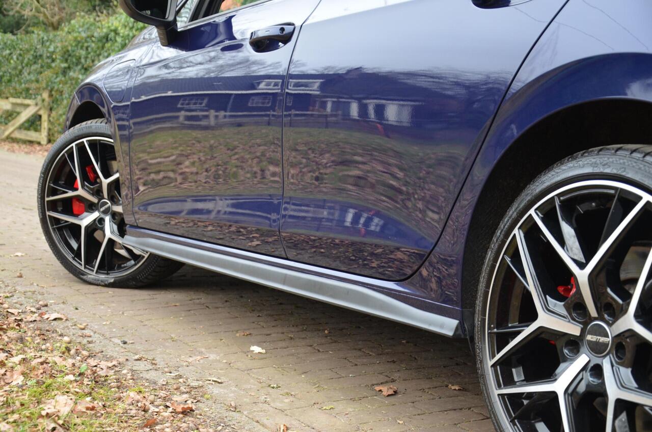 Volkswagen GOLF 1.4 eHybrid GTE Automaat/Navi/Led/Pdc/Ecc/Stoel & stuurverwarming/Virtual Cockpit/Achteruitrijcamera/Cr-Control adaptief/Panoramadak/Trekhaak-Afnb/19-Inch Lmv