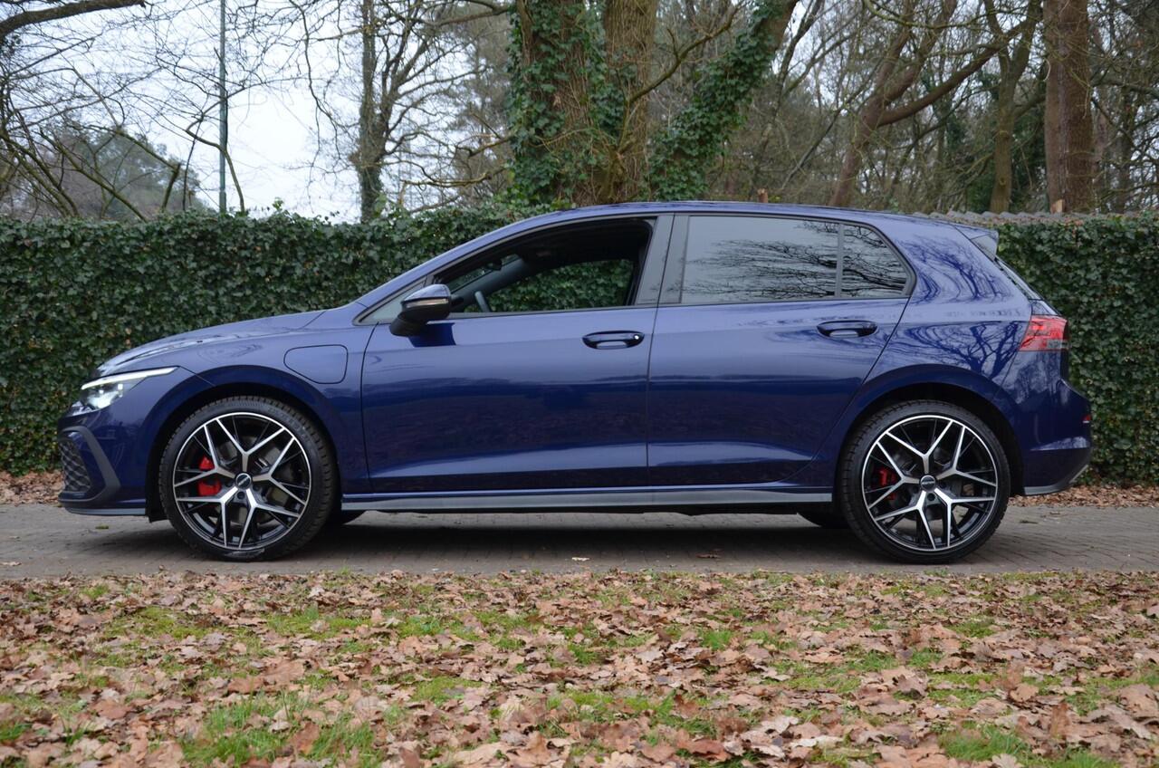Volkswagen GOLF 1.4 eHybrid GTE Automaat/Navi/Led/Pdc/Ecc/Stoel & stuurverwarming/Virtual Cockpit/Achteruitrijcamera/Cr-Control adaptief/Panoramadak/Trekhaak-Afnb/19-Inch Lmv