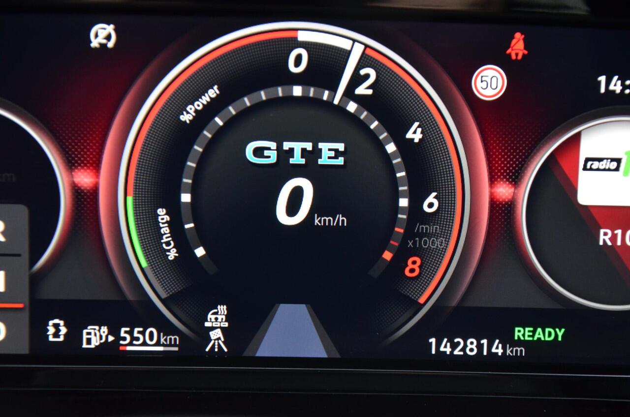Volkswagen GOLF 1.4 eHybrid GTE Automaat/Navi/Led/Pdc/Ecc/Stoel & stuurverwarming/Virtual Cockpit/Achteruitrijcamera/Cr-Control adaptief/Panoramadak/Trekhaak-Afnb/19-Inch Lmv