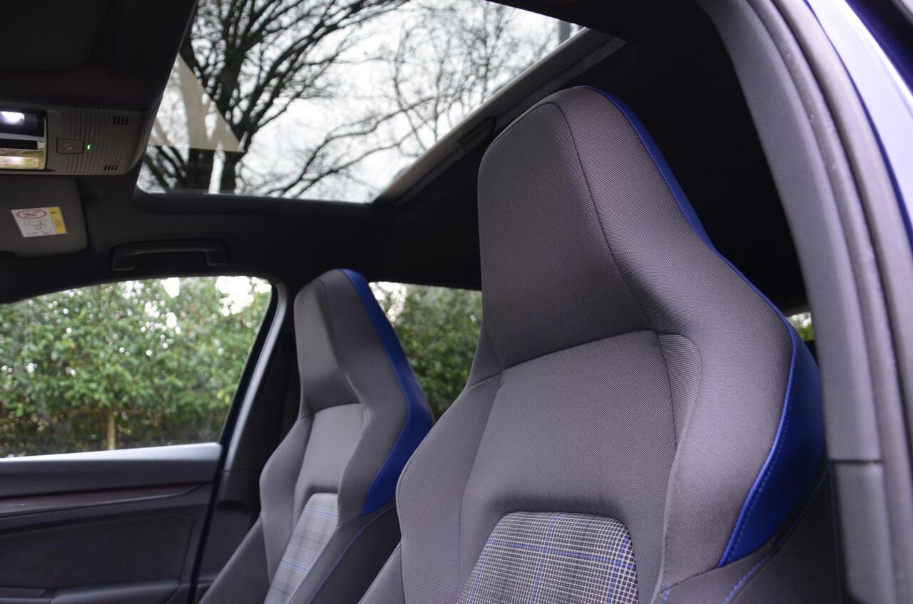 Volkswagen GOLF 1.4 eHybrid GTE Automaat/Navi/Led/Pdc/Ecc/Stoel & stuurverwarming/Virtual Cockpit/Achteruitrijcamera/Cr-Control adaptief/Panoramadak/Trekhaak-Afnb/19-Inch Lmv