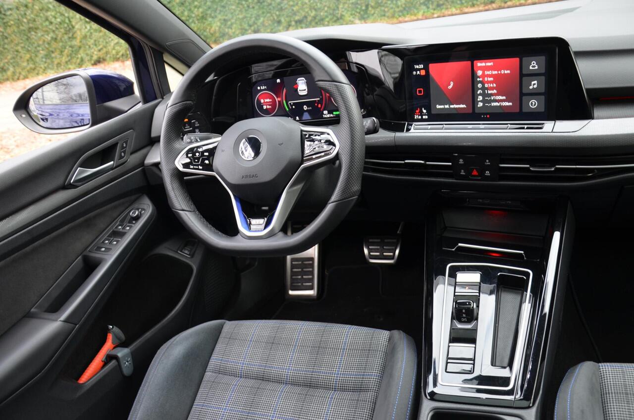 Volkswagen GOLF 1.4 eHybrid GTE Automaat/Navi/Led/Pdc/Ecc/Stoel & stuurverwarming/Virtual Cockpit/Achteruitrijcamera/Cr-Control adaptief/Panoramadak/Trekhaak-Afnb/19-Inch Lmv