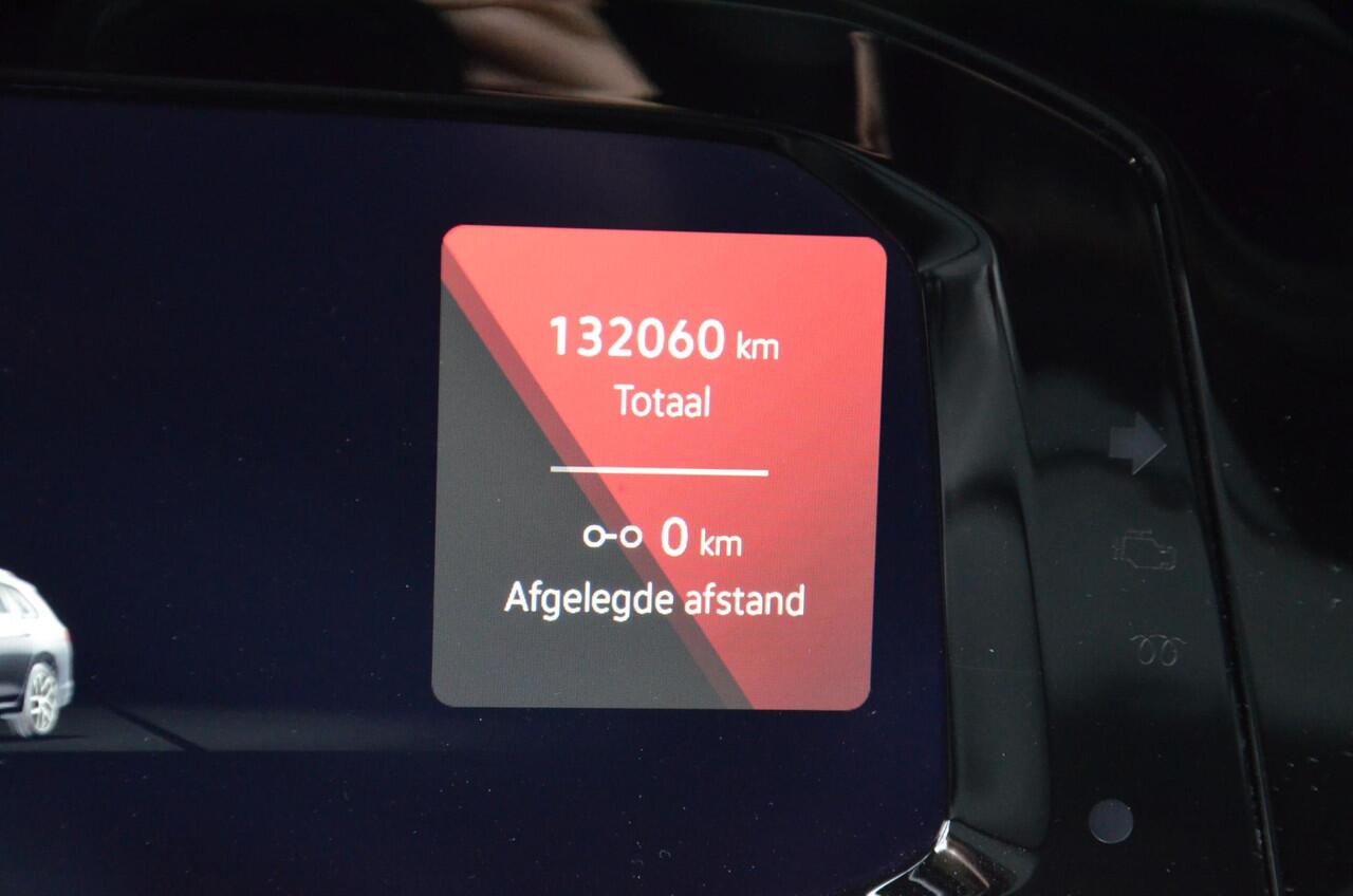 Volkswagen GOLF Variant 1.5 eTSI R-Line Business Automaat/Digitaal-Dashbord/Ecc/Navi/Cr-Controle/Privacy-Glass/Pdc/Stoelverwarming/18-Inch/Achteruitrijcamera/Apple Carplay/Android Auto/Led