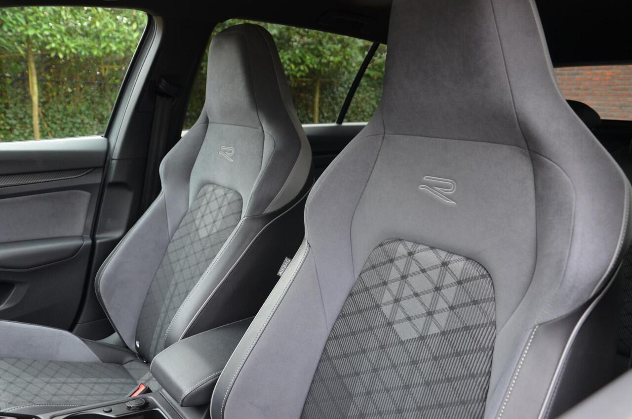 Volkswagen GOLF Variant 1.5 eTSI R-Line Business Automaat/Digitaal-Dashbord/Ecc/Navi/Cr-Controle/Privacy-Glass/Pdc/Stoelverwarming/18-Inch/Achteruitrijcamera/Apple Carplay/Android Auto/Led