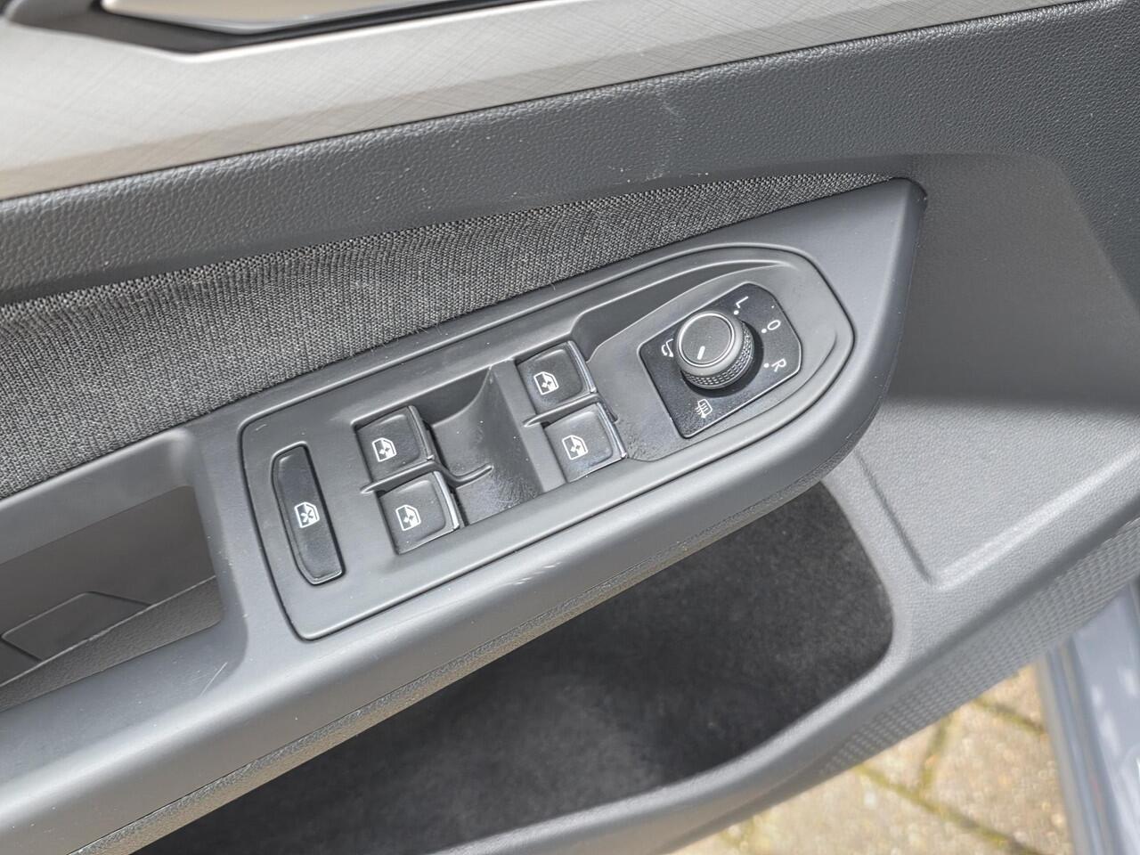 Volkswagen GOLF 1.0 eTSI Life Business | Navigatie | PDC | ECC | Stoel/Stuur Verwarming | Android Auto/Apple CarPlay | LM velgen