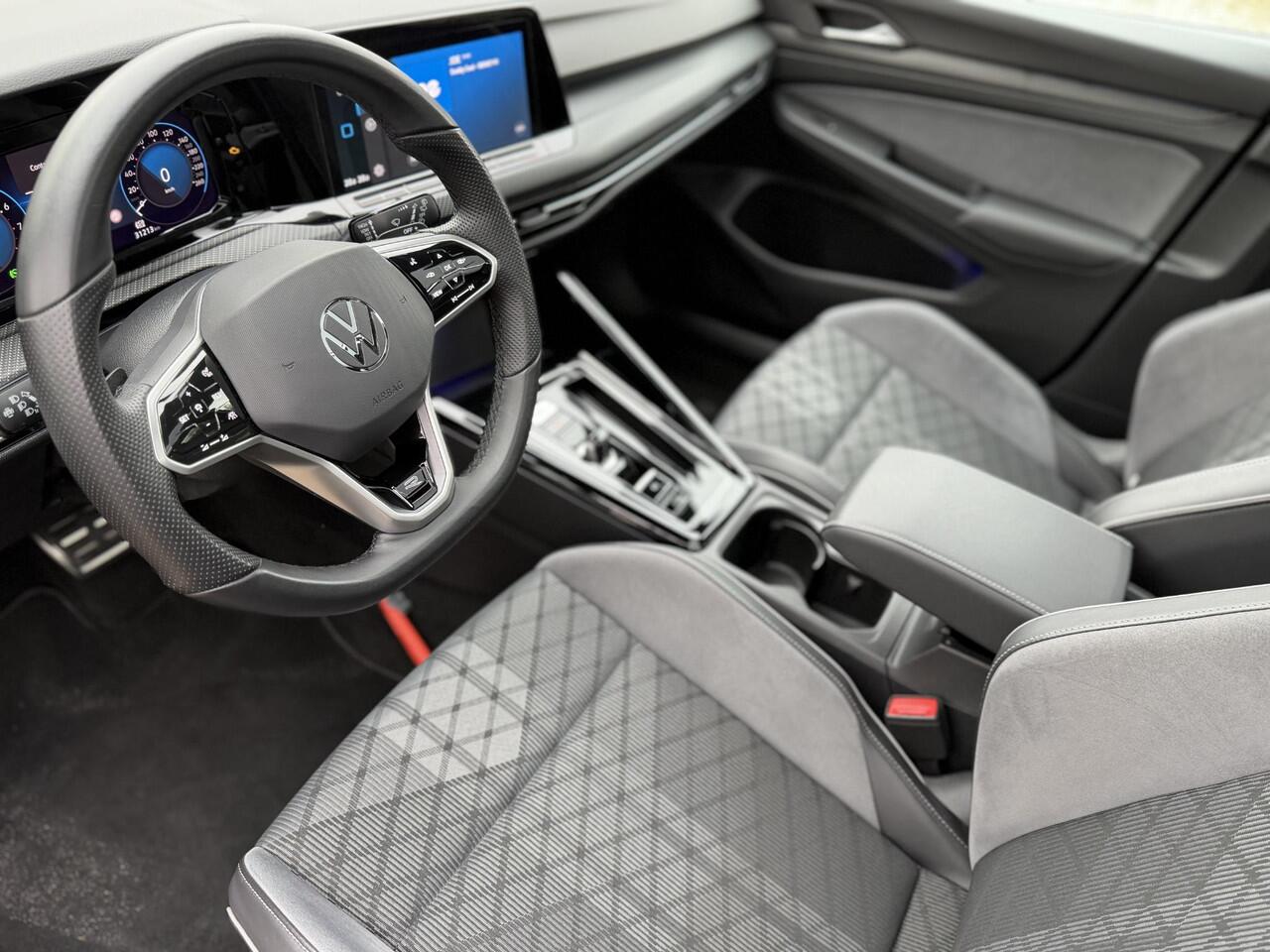 Volkswagen GOLF Variant 1.5 eTSI R-Line | Pano | IQ-Light | Camera | Adaptive | CarPlay |