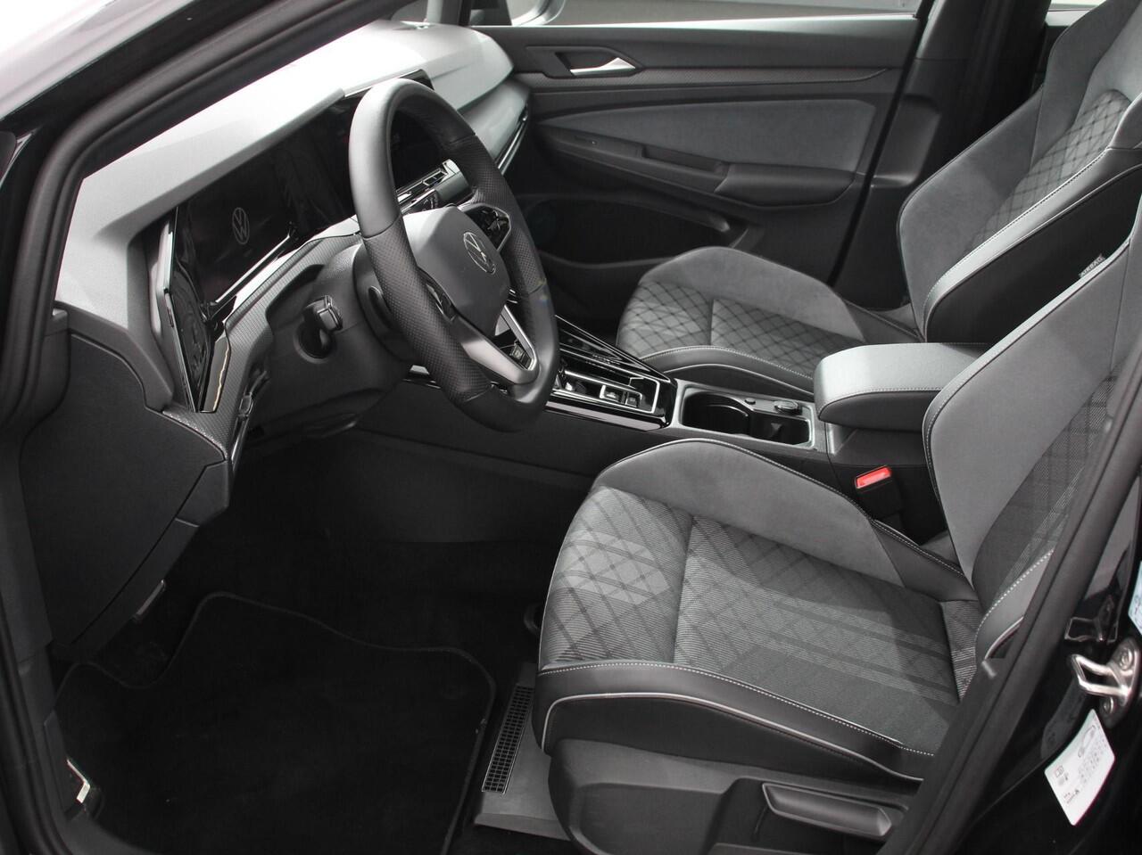 Volkswagen GOLF 1.5 eTSI R-Line | Climate Control | Apple carplay/ Andriod Auto | Achteruitrij camera | Parkeersensoren | Sfeerverlichting | Lichtmetalen velgen | Led lampen