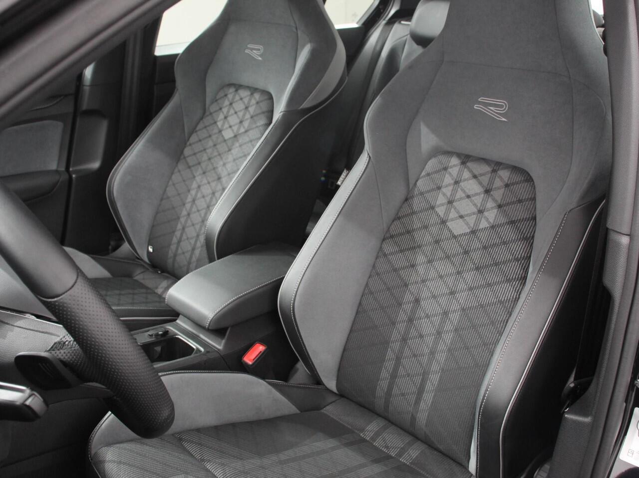 Volkswagen GOLF 1.5 eTSI R-Line | Climate Control | Apple carplay/ Andriod Auto | Achteruitrij camera | Parkeersensoren | Sfeerverlichting | Lichtmetalen velgen | Led lampen