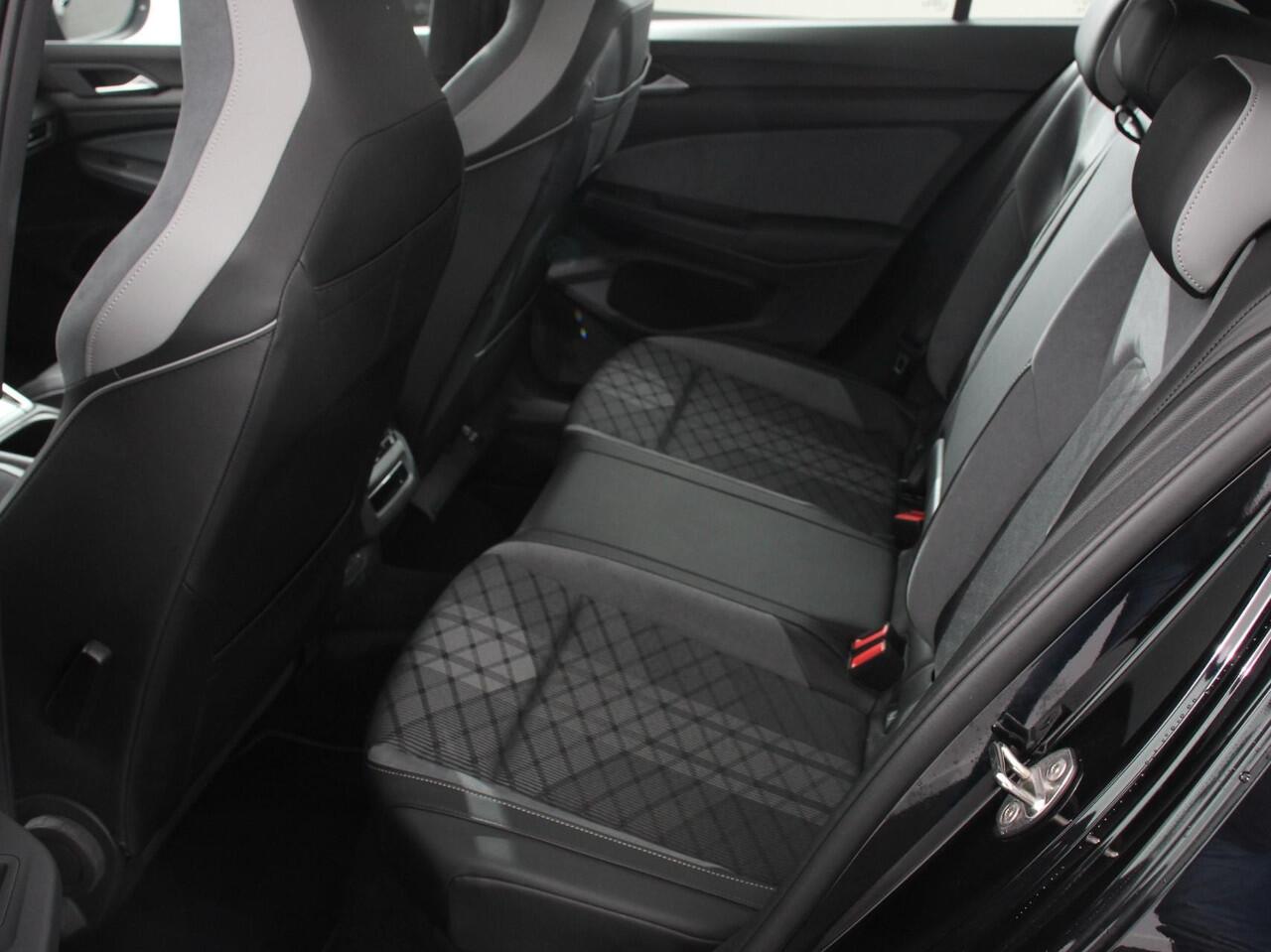 Volkswagen GOLF 1.5 eTSI R-Line | Climate Control | Apple carplay/ Andriod Auto | Achteruitrij camera | Parkeersensoren | Sfeerverlichting | Lichtmetalen velgen | Led lampen