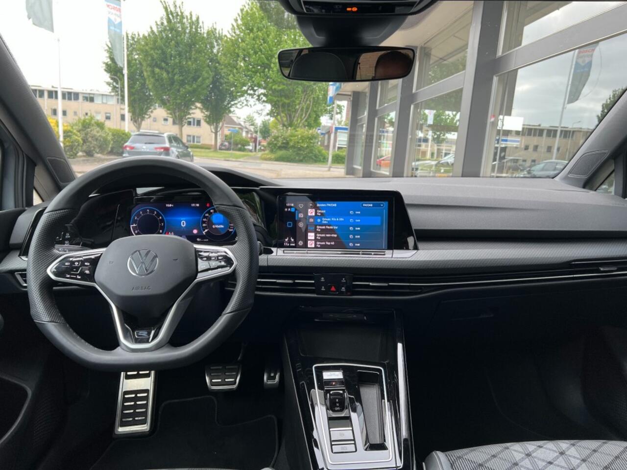 Volkswagen GOLF 1.5 eTSI 150 pk DSG R-LINE Panoramadak IQ LIGHT Achteruitri