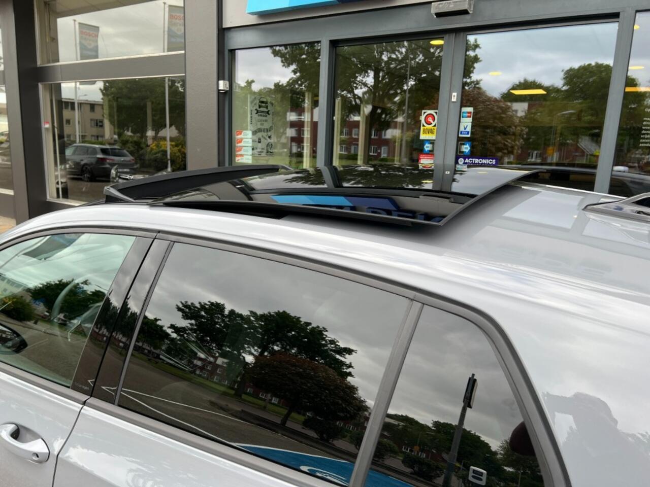 Volkswagen GOLF 1.5 eTSI 150 pk DSG R-LINE Panoramadak IQ LIGHT Achteruitri