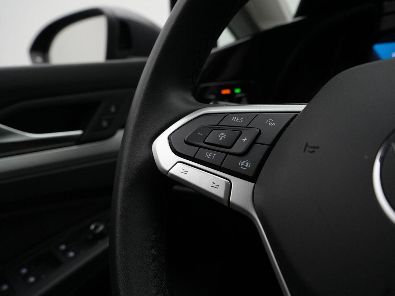 Volkswagen GOLF Variant 1.0 eTSI 110 pk DSG Life Business | Geheugen-/massagestoel | Stuur-/stoelverwarming | Parkeersensoren voor/achter | Navigatie