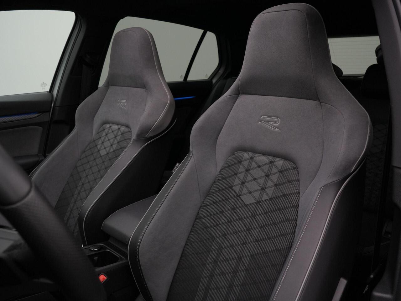 Volkswagen GOLF 1.5 eTSI 150 pk DSG R-Line | Panoramadak | IQ Light | Stuur-/stoelverwarming | Achteruitrijcamera | Navigatie | Keyless Entry