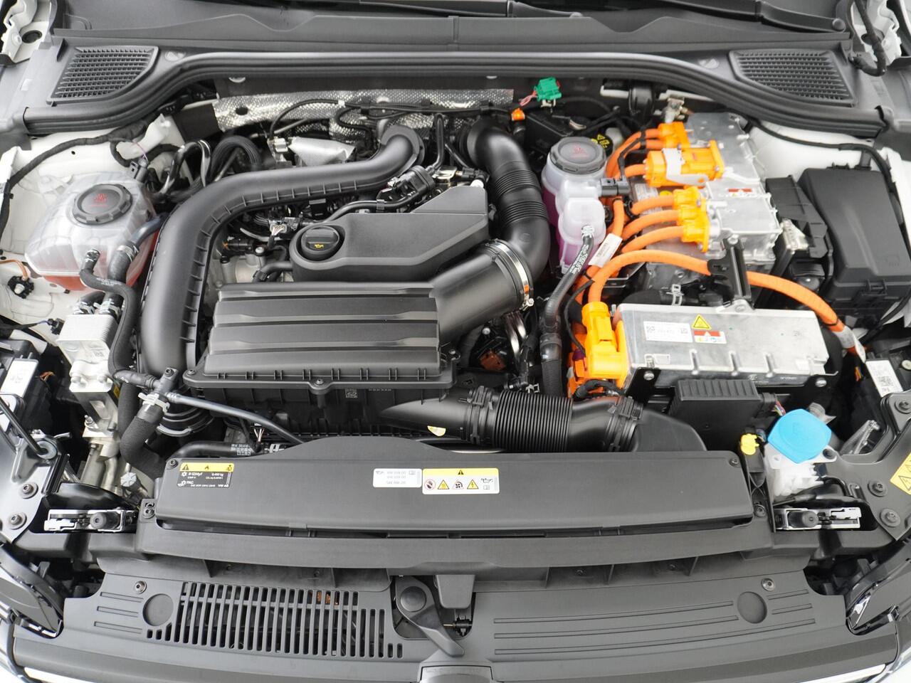 Volkswagen GOLF 1.5 eHybrid 50 Edition NAP | PHEV | Camera | Massage stoel | Navigatie |