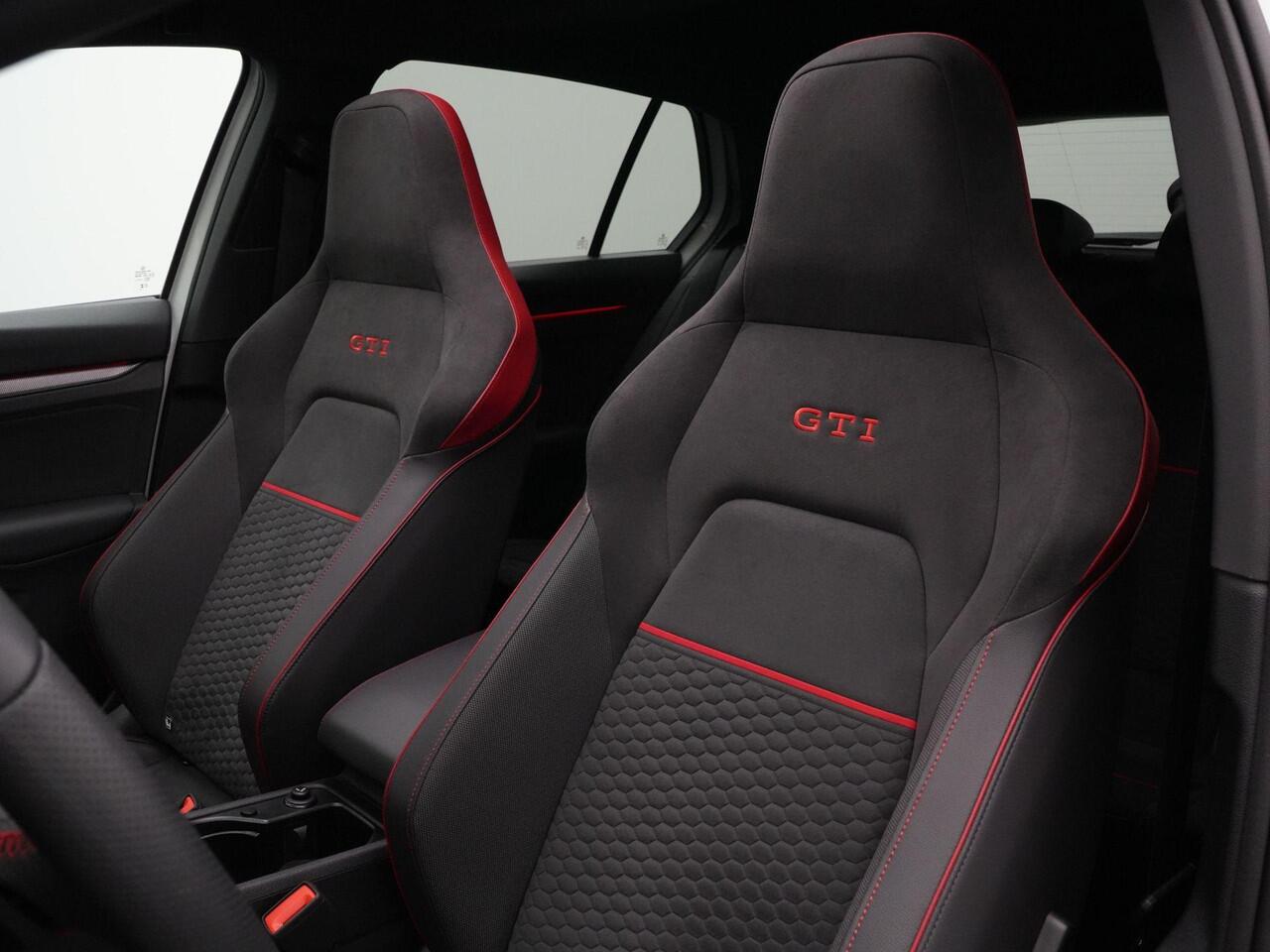 Volkswagen GOLF 2.0 TSI GTI Clubsport 300 pk DSG | Panoramadak | Harman/Kardon | Adaptief sportonderstel | Rondomzicht camera | IQ Light