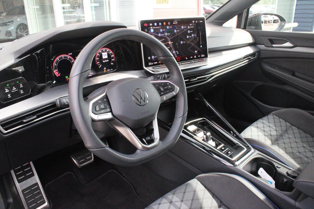 Volkswagen GOLF 1.5 eTSI 150PK AUTOMAAT R-LINE EDITION 8.5! | NIEUW MODEL! | PANORAMISCH SCHUIF/KANTEL DAK | LICHTMETALEN VELGEN 18" "YORK" | 360? CAMERA | 3-ZONE AIRCONDITIONING INCL. AIRCARE | RIJASSISTENT PAKKET O.A. ADAPTIVE CRUISE CONTROL, LANE ASSIST, DODEHOEK DETE