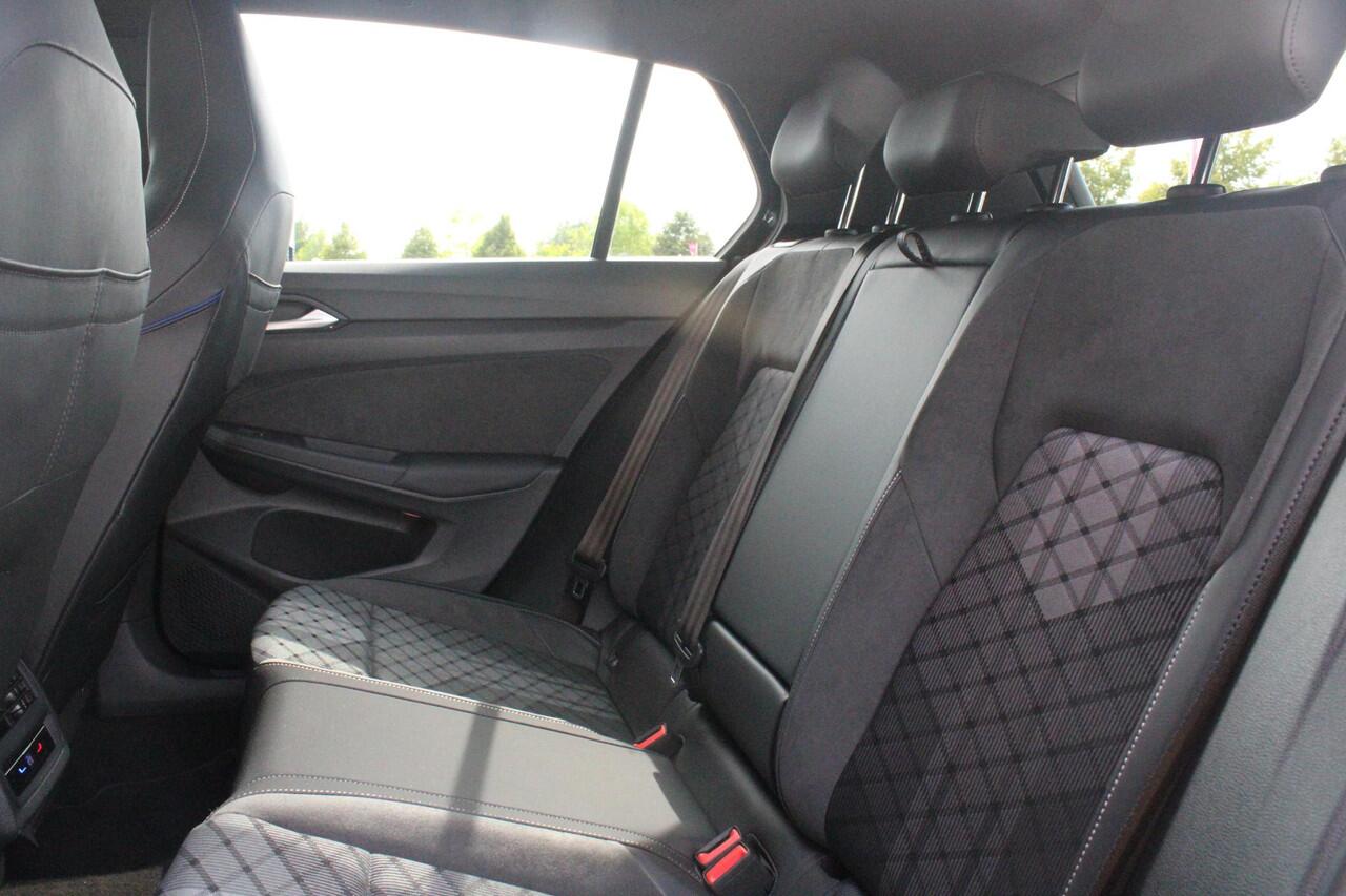 Volkswagen GOLF 1.5 eTSI 150PK AUTOMAAT R-LINE EDITION 8.5! | NIEUW MODEL! | PANORAMISCH SCHUIF/KANTEL DAK | LICHTMETALEN VELGEN 18" "YORK" | 360? CAMERA | 3-ZONE AIRCONDITIONING INCL. AIRCARE | RIJASSISTENT PAKKET O.A. ADAPTIVE CRUISE CONTROL, LANE ASSIST, DODEHOEK DETE