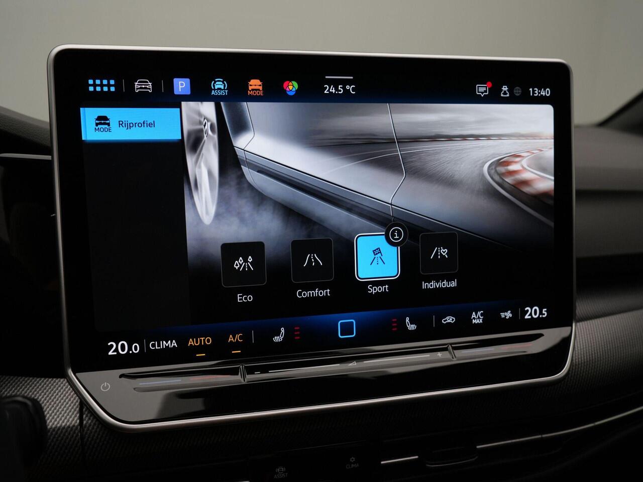 Volkswagen GOLF 1.5 eTSI 150 pk DSG R-Line | Panoramadak | Rondomzicht camera | IQ Light | Head-up display