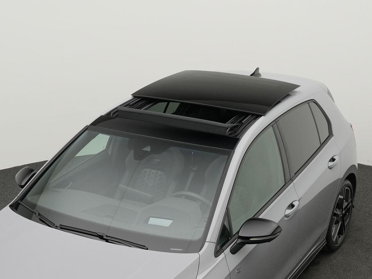 Volkswagen GOLF 1.5 eTSI 150 pk DSG R-Line | Panoramadak | Rondomzicht camera | IQ Light | Head-up display