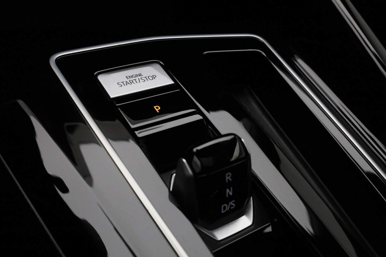 Volkswagen GOLF 1.5 eTSI 150PK DSG R-Line Business Black Style | Pano | IQ Light | Keyless | Camera | 18 inch | Apple Carplay / Android Auto