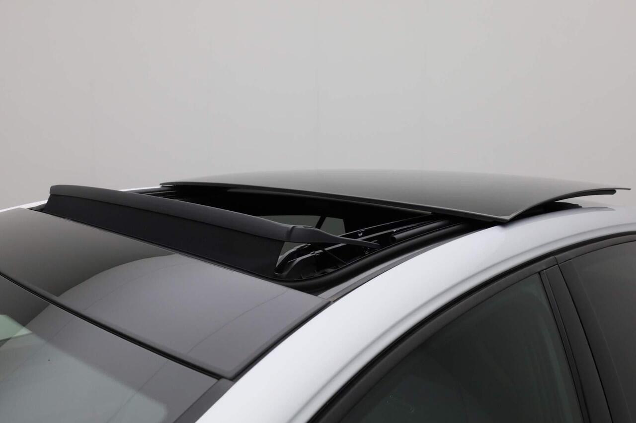 Volkswagen GOLF 1.5 eTSI 150PK DSG R-Line Business Black Style | Pano | IQ Light | Keyless | Camera | 18 inch | Apple Carplay / Android Auto