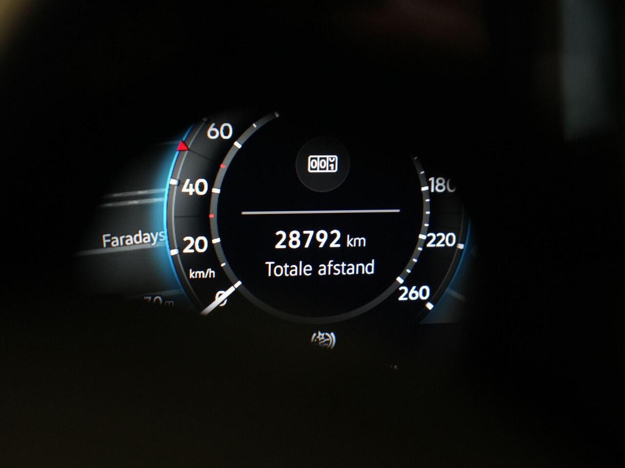 Volkswagen GOLF 1.5 eTSI 150 pk DSG R-Line Edition | Panoramadak | Rondomzicht camera | IQ Light | Head-up display