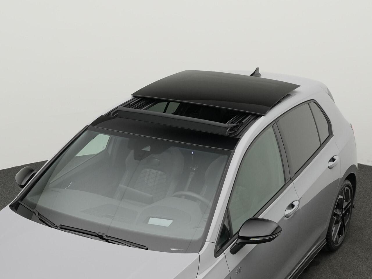 Volkswagen GOLF 1.5 eTSI 150 pk DSG R-Line Edition | Panoramadak | Rondomzicht camera | IQ Light | Head-up display