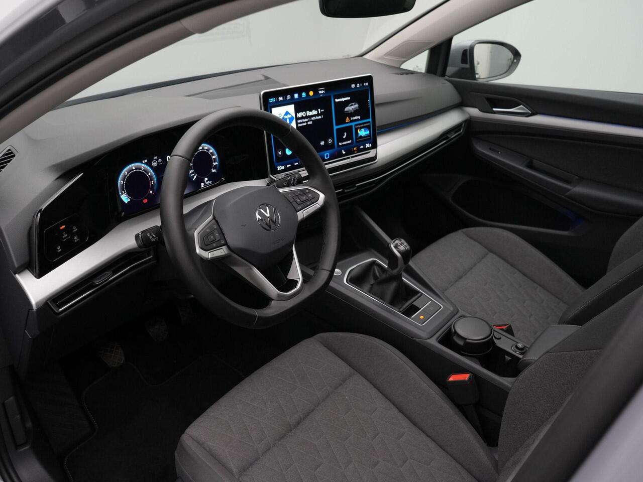 Volkswagen GOLF 1.5 TSI 115 pk Life Edition | Panoramadak | Stuur-/stoelverwarming | Parkeersensoren voor/achter