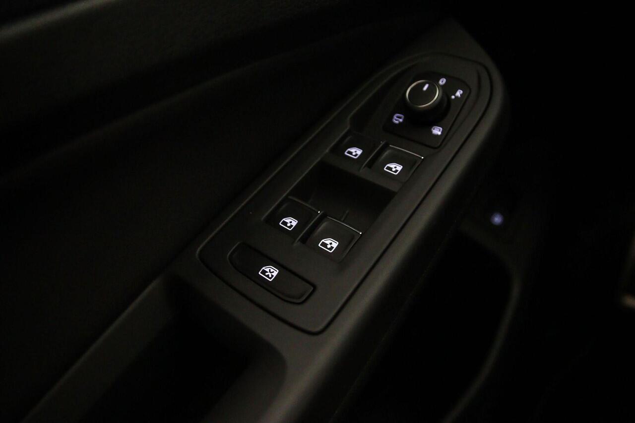 Volkswagen GOLF 1.5 eHybrid GTE 272pk DSG Automaat, Panoramadak, Trekhaak, Lederen bekleding, Stoelverwarming, Black style, Achteruitrijcamera, Elektrisch verstelbare stoel, Dodehoeksensor, Adaptief onderstel