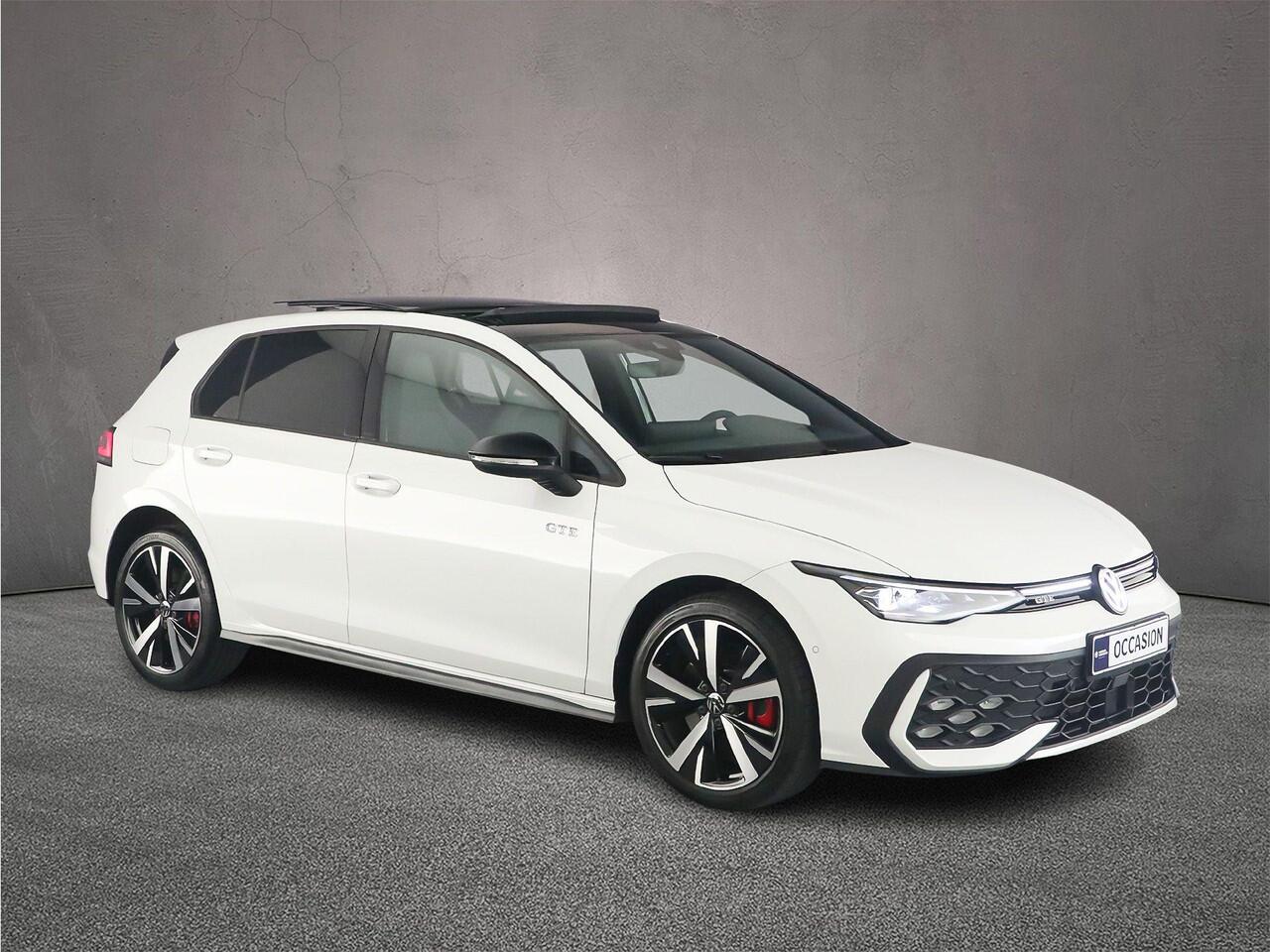 Volkswagen GOLF 1.5 eHybrid GTE 272pk DSG Automaat, Panoramadak, Trekhaak, Lederen bekleding, Stoelverwarming, Black style, Achteruitrijcamera, Elektrisch verstelbare stoel, Dodehoeksensor, Adaptief onderstel