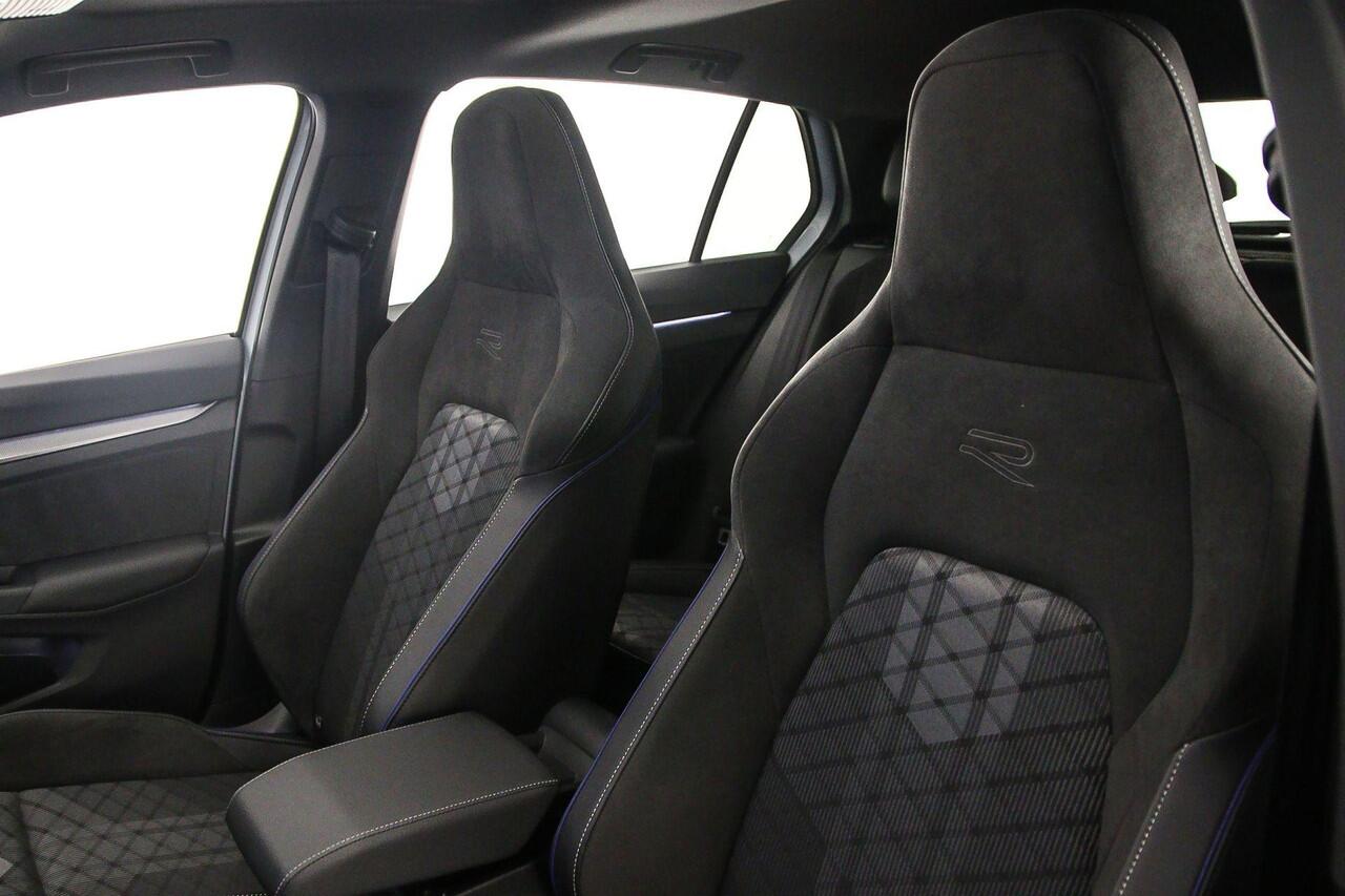 Volkswagen GOLF R-Line Edition 1.5 eTSI 150pk DSG Automaat Panoramadak, Harman Kardon audio, LED matrix koplampen, Adaptive cruise control