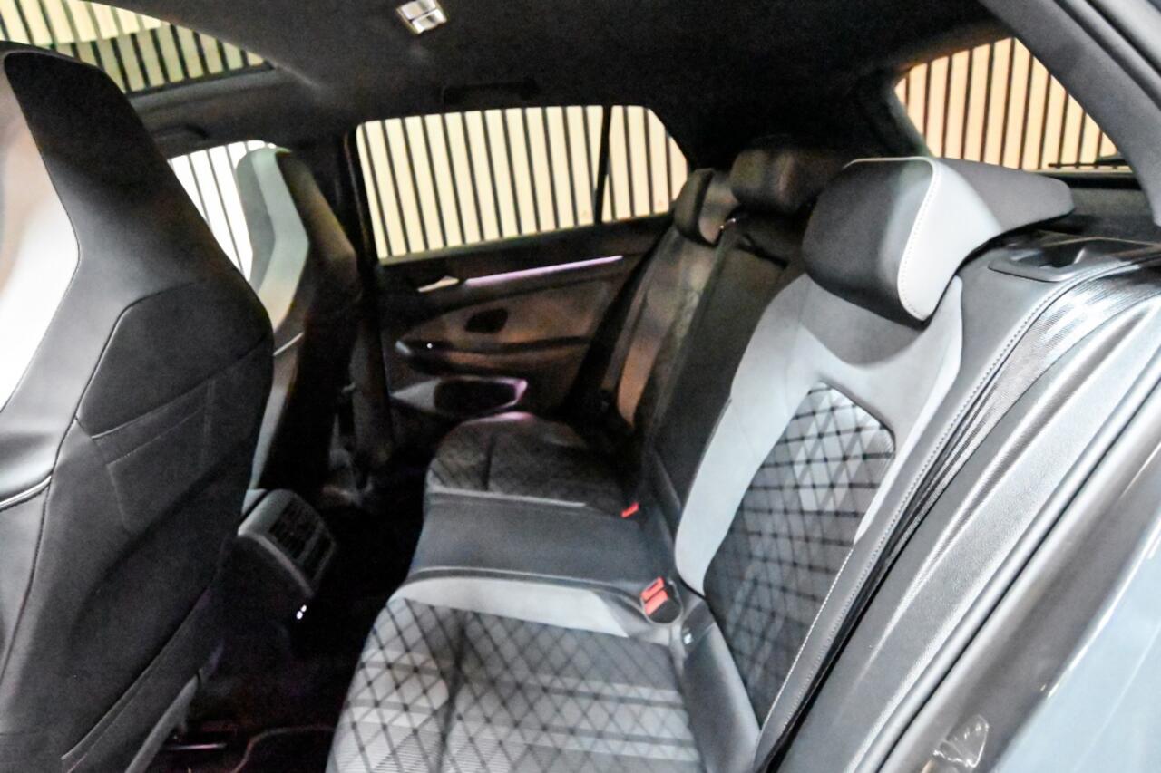 Volkswagen GOLF 1.5 eTSI R-Line | PANO | STOELVERWARMING