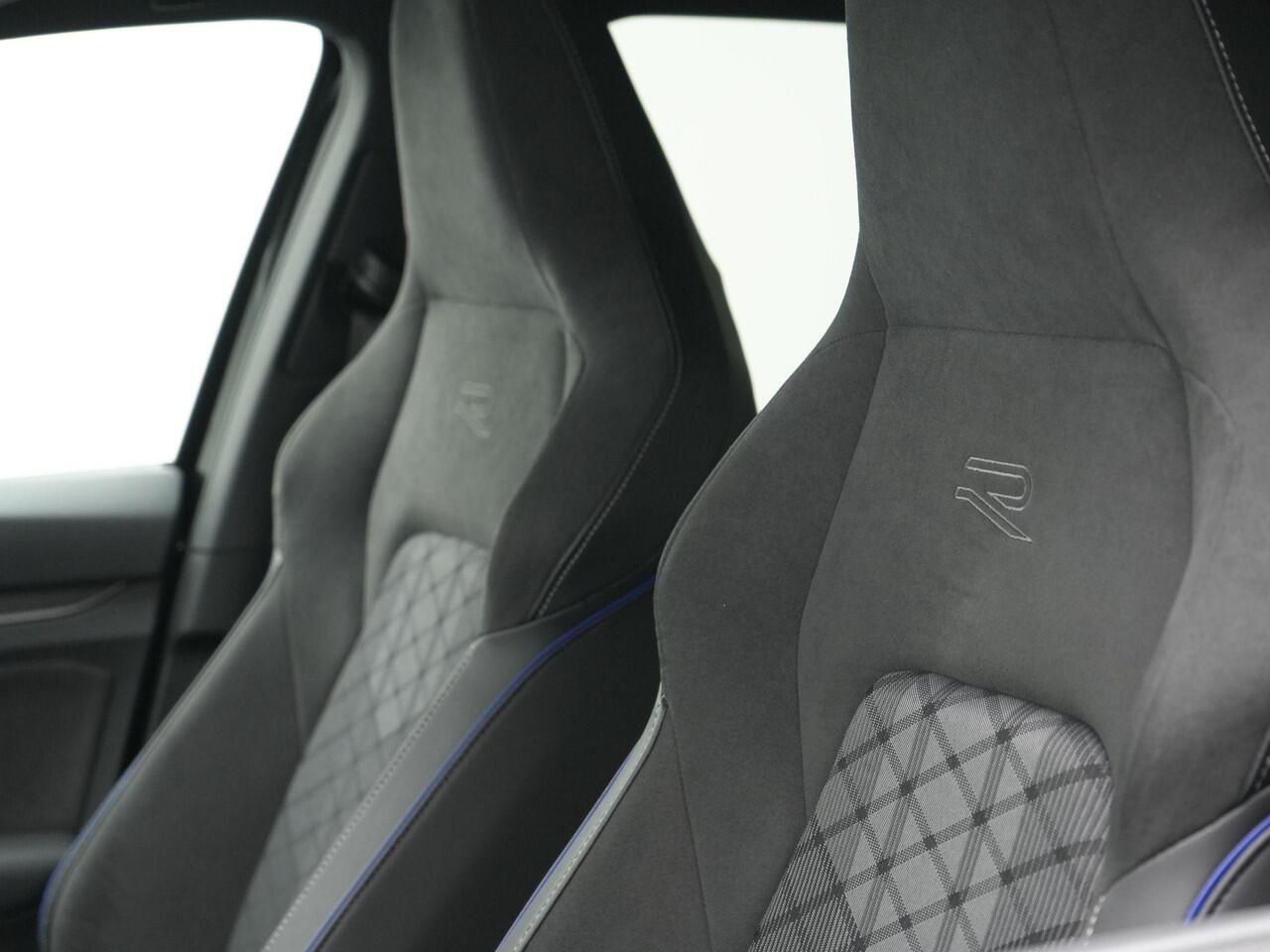 Volkswagen GOLF 1.5 eTSI 115 pk DSG R-Line Edition | LED Plus koplampen | Sportonderstel | Achteruitrijcamera | Adaptive Cruise | Stoel-/stuurverwarming | Carplay