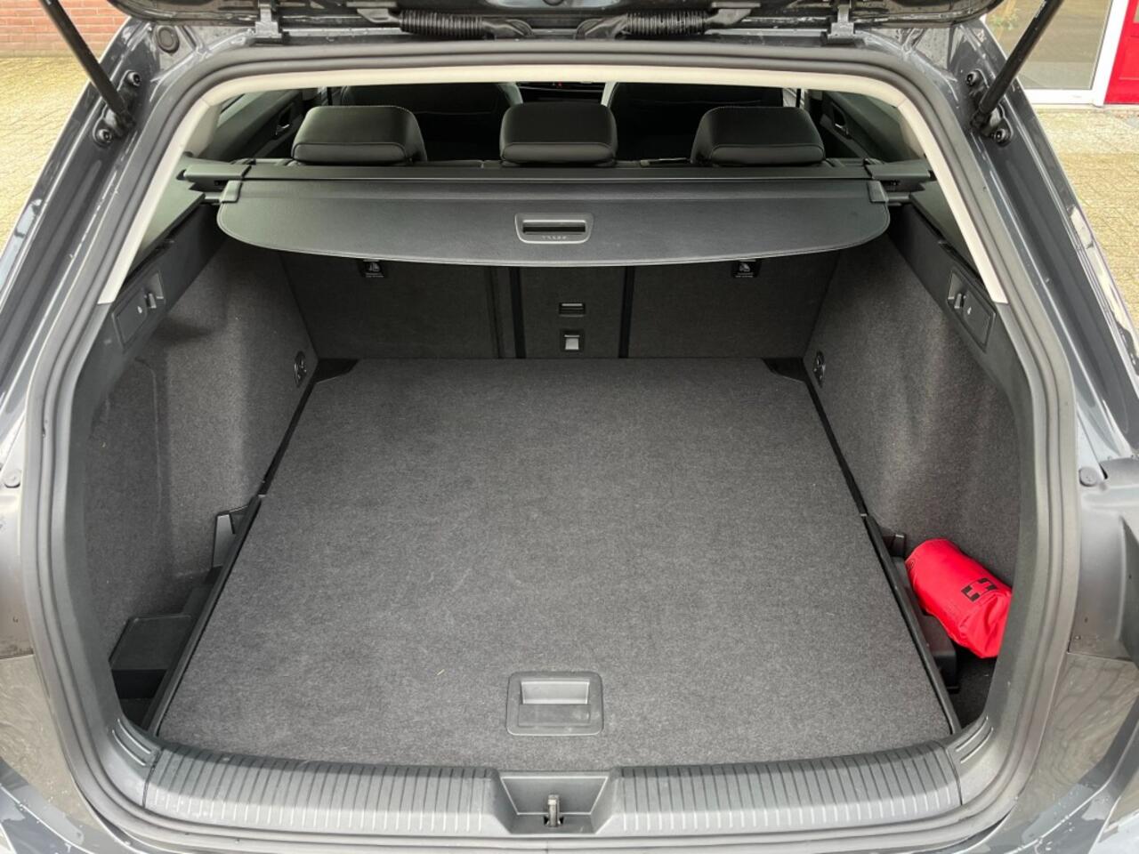 Volkswagen GOLF 1.5 eTSI Life Edition AUT. Face lift I Camera I Carplay I Half leer I Stoelverw.