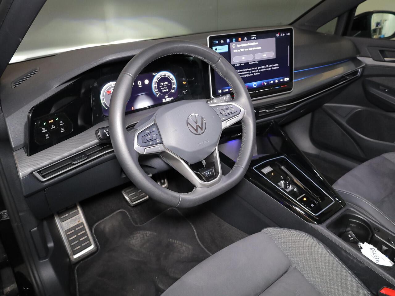 Volkswagen GOLF 1.5 eHybrid 50 Edition 204 pk Automaat (DSG) | Verlengde garantie | Navigatie | Parkeersensoren | Achteruitrijcamera | Stoelverwarming | Adaptieve cruise control |