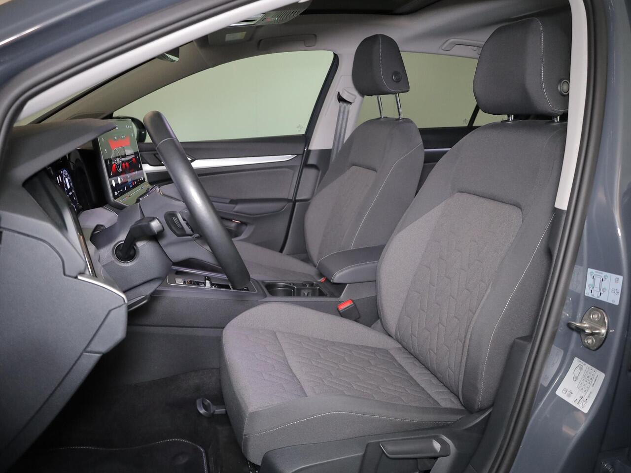 Volkswagen GOLF 1.5 eTSI Life Edition 116 pk Automaat (DSG) | Verlengde garantie | Navigatie via App | Panoramadak | Parkeersensoren | Achteruitrijcamera | Matrix LED koplampen | Stoelverwarming |