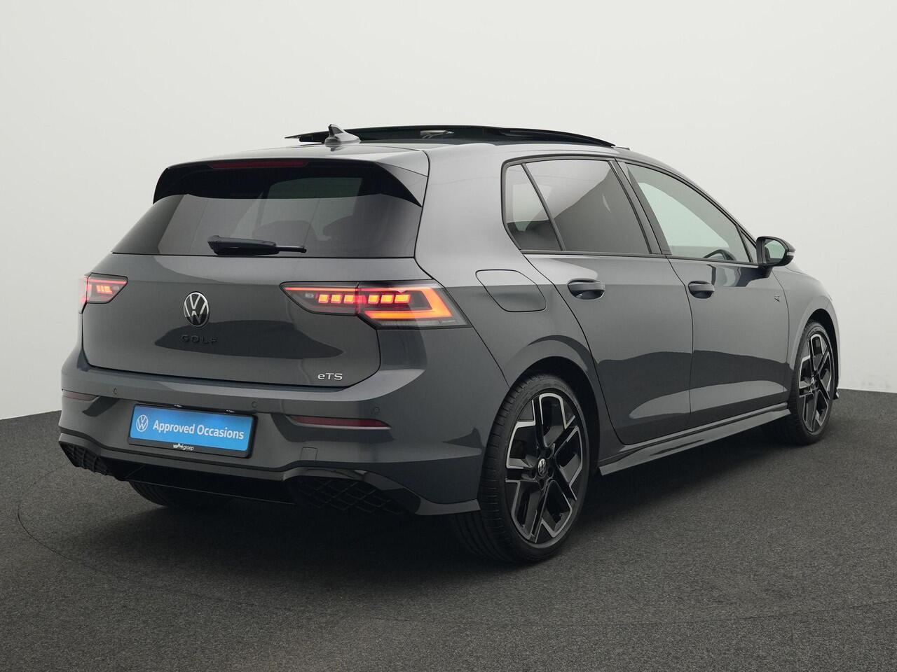 Volkswagen GOLF 1.5 eTSI 150 pk DSG R-Line Edition | Panoramadak | IQ Light | Black Style | Head-up display | Sportstoelen | Stoel-/stuurverwarming | 18 inch