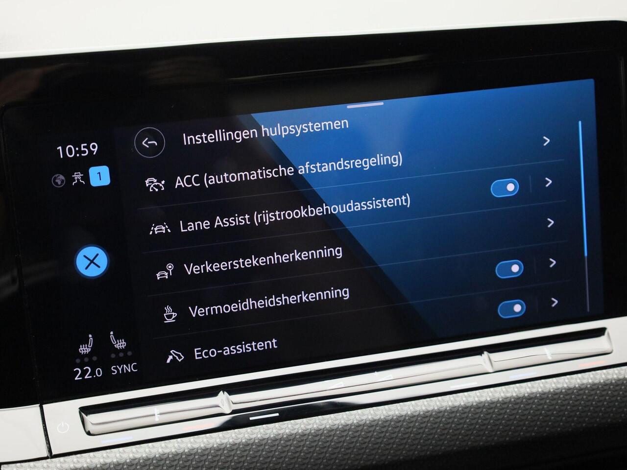 Volkswagen GOLF 1.5eTSI/150PK R-Line Blackstyle DSG · Panoramadak · Camera + Parkeersensoren · Stoel-& stuurverwarming · Garantie tot februari 2026