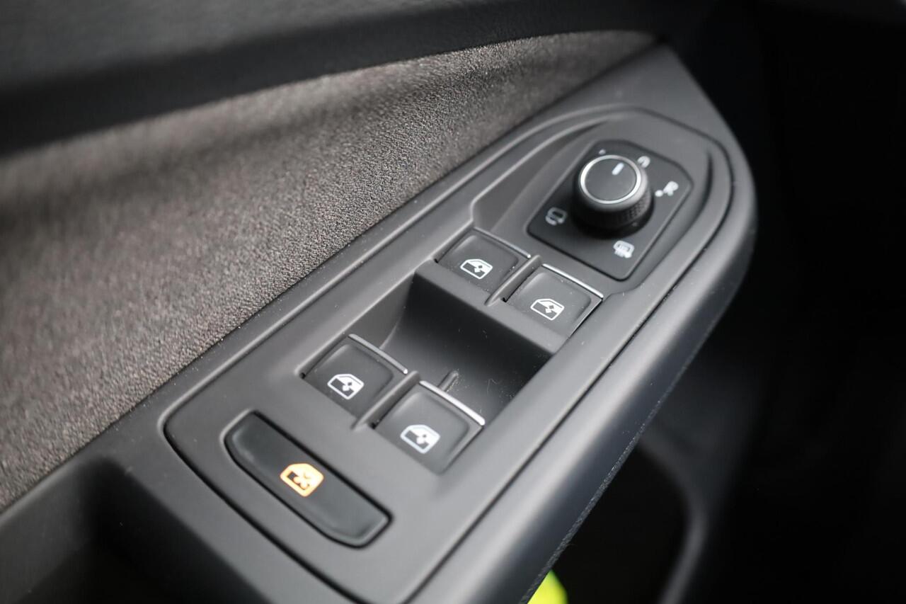 Volkswagen GOLF 1.5 TSI Oranje Edition stoelverwarming 3 zone climatronic achteruitrijcamera 18" LMV NL auto door ons geleverd en onderhouden keyless entry & go 48 maanden 100.000km garantie