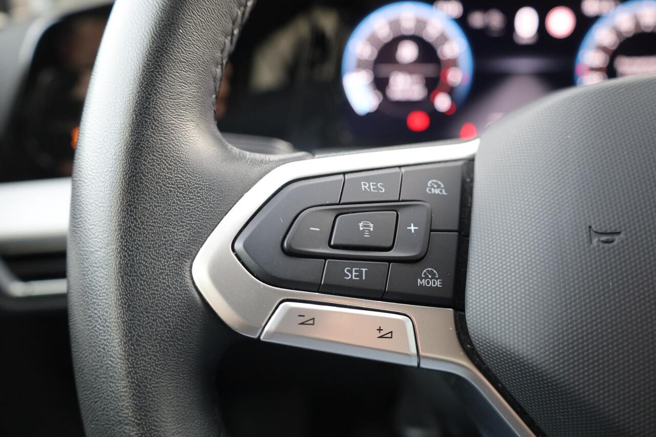 Volkswagen GOLF 1.5 TSI Oranje Edition stoelverwarming 3 zone climatronic achteruitrijcamera 18" LMV NL auto door ons geleverd en onderhouden keyless entry & go 48 maanden 100.000km garantie