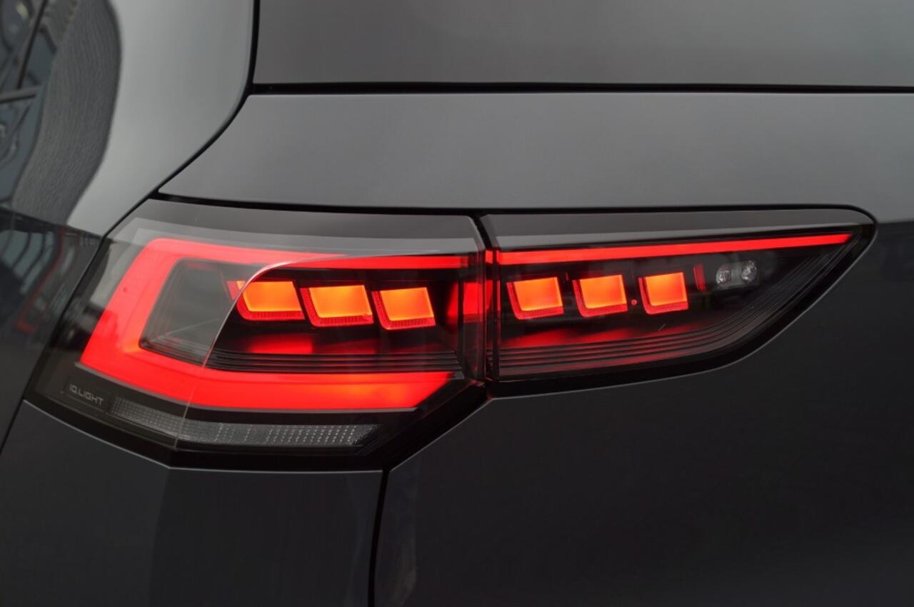 Volkswagen GOLF R-line 1.5 eTSI 150pk DSG facelift Black style/Panodak /Trekhaak wegklb./IQ Matrix LED /Head-up