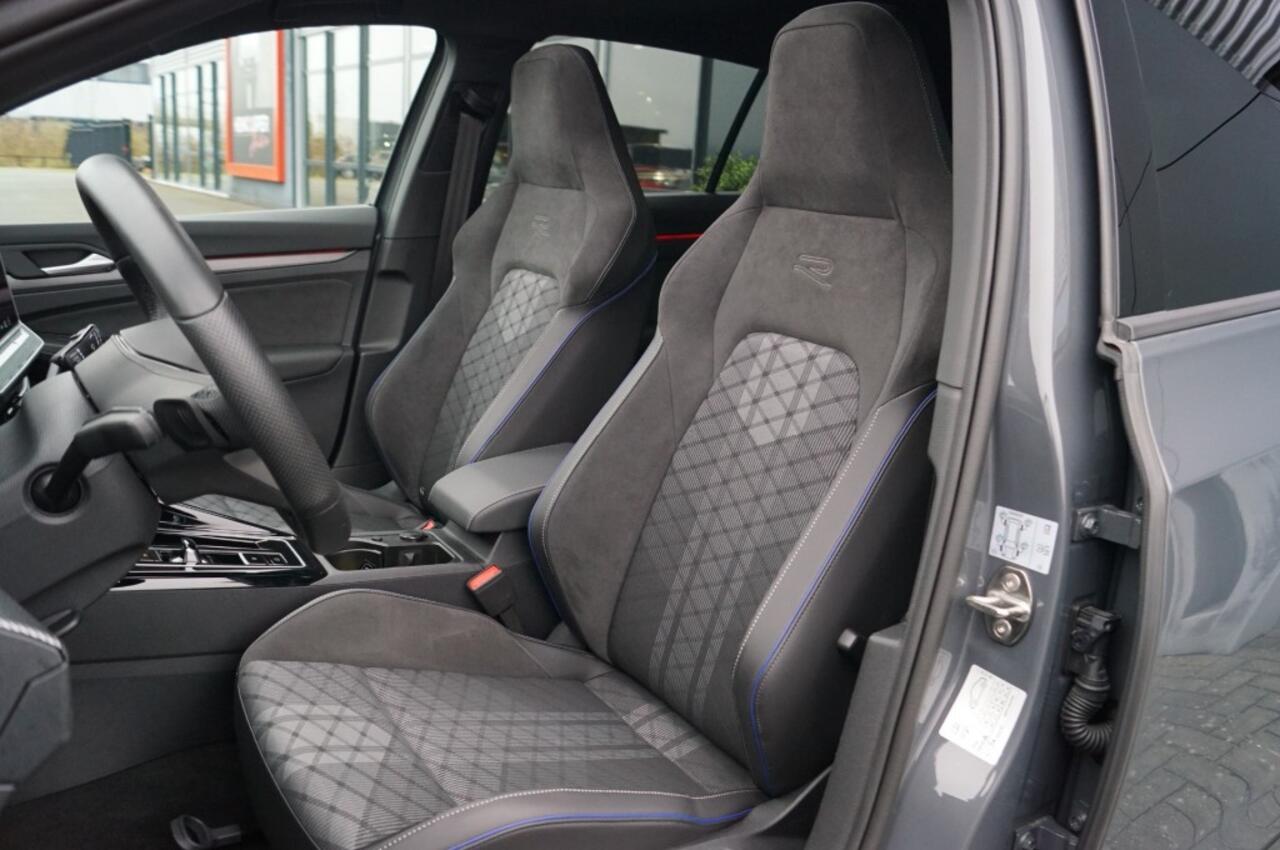 Volkswagen GOLF R-line 1.5 eTSI 150pk DSG facelift Black style/Panodak /Trekhaak wegklb./IQ Matrix LED /Head-up
